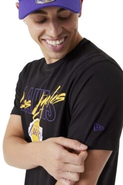 "Script Tee - Los Angeles Lakers" T-Shirt Schwarz Von New Era - NBA -Forbunrs Geschaft 541500wd